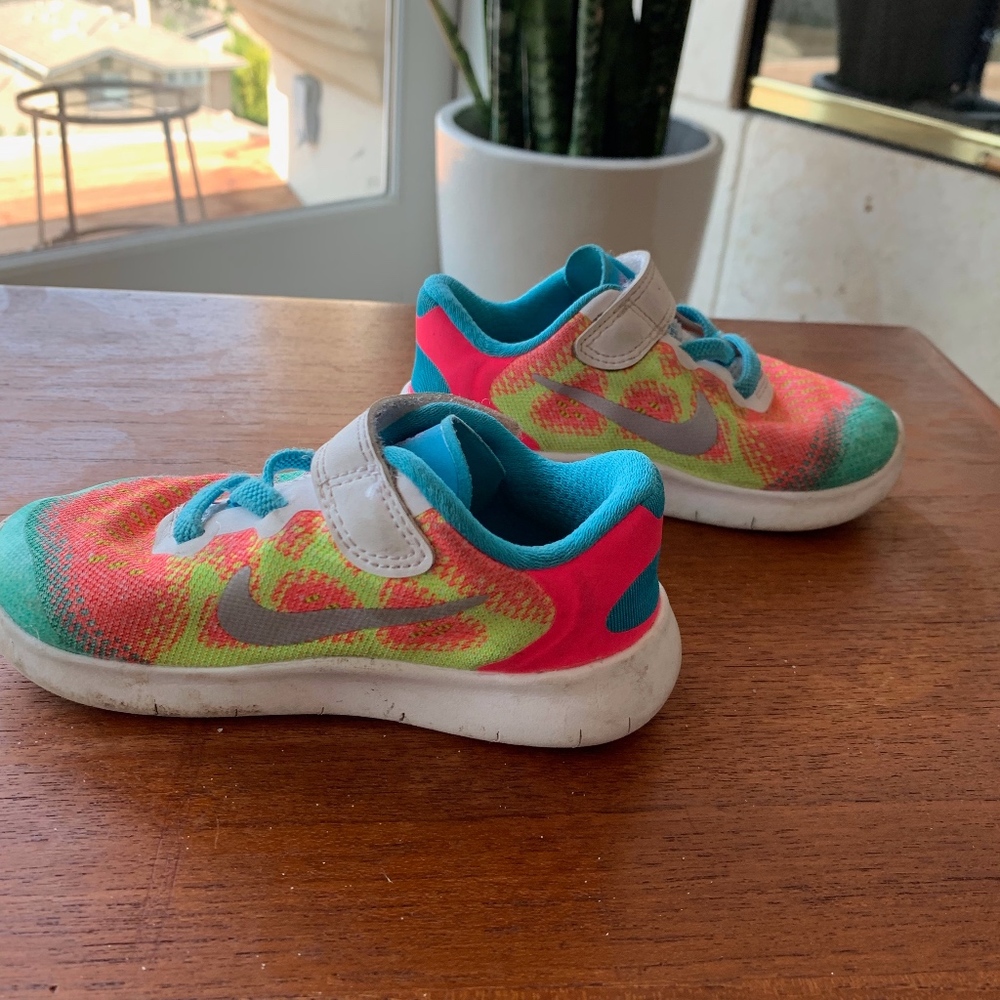 Toddler Nike Sneakers Size (7C)